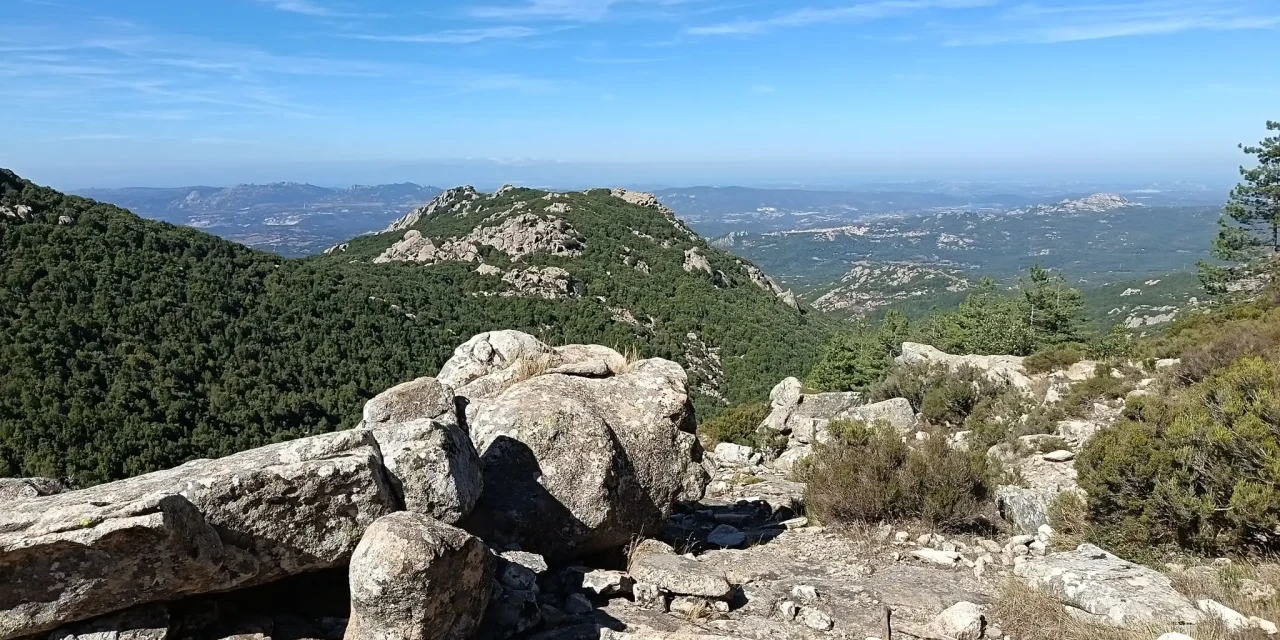 Il Tetto della Gallura: Trekking ad Anello su Sentieri e Vette del Limbara