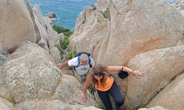 Trekking a Capo Testa: Un Viaggio Lunare tra Granito e Mare Smeraldo
